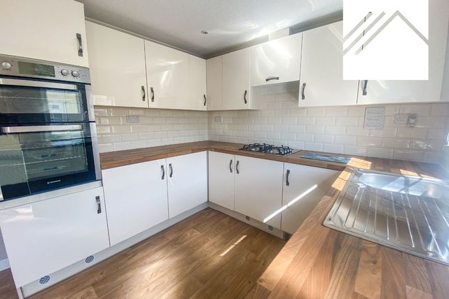 17 Oakside, Canvey Island photo 2