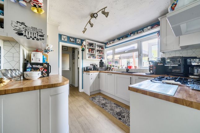 17, Tealsbrook, Swindon photo 4