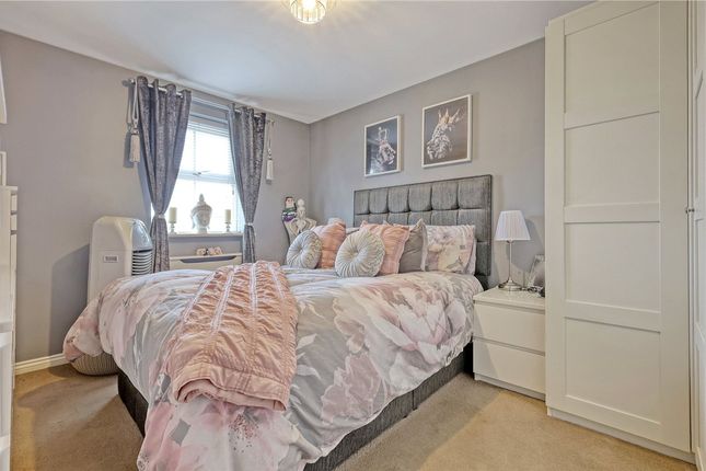 2 St. Stephens Crescent, Grays photo 4