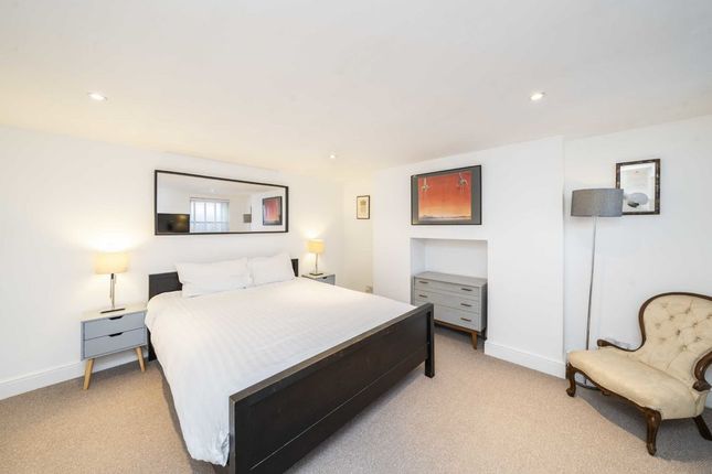 Flat for sale in West Hill, London