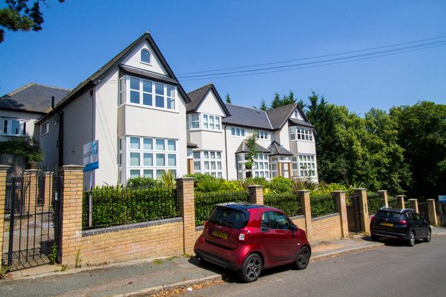 Flat to rent in Albion Hill, Loughton, Essex