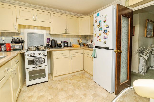 42, Little Meadow, Woodside Home Park, Luton photo 3