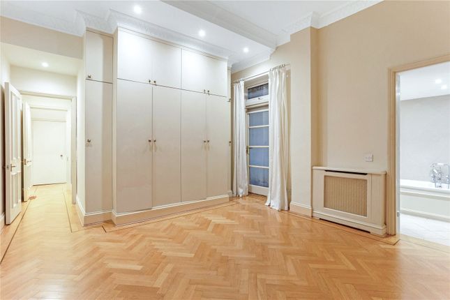 Flat for sale in Bina Gardens, London