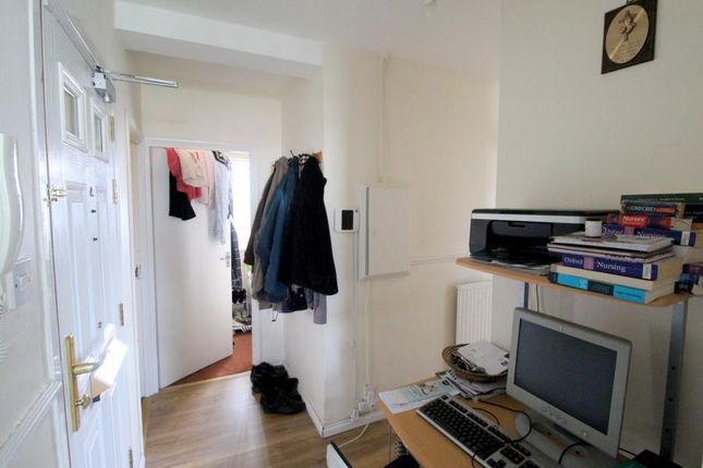 Flat for sale in Meadow Road, Langley, Slough