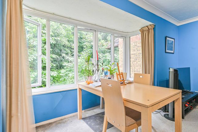 Flat to rent in Linwood Close, Denmark Hill, London