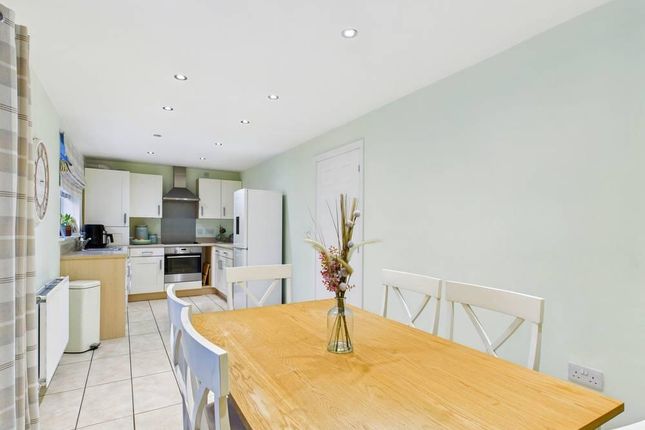 39, Rhubarb Hill, Wakefield photo 4