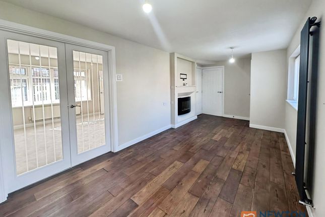 32 Meadow Lane, Willenhall photo 3