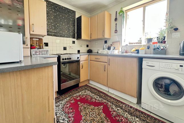 80, Ascot Court, Hampshire photo 2