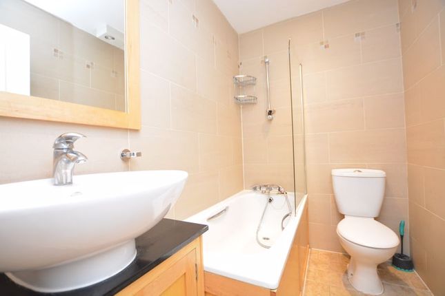 (LettsPay) Flat 36, Lancaster House, Borough Road, Isleworth photo 4
