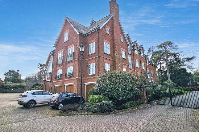 2-bed flat on 17 Kinver Mount,, Comber Grove, Nr Stourbridge, £300,000
