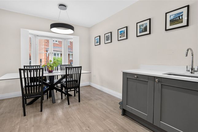 6, Boxwood Grove, Woking photo 3