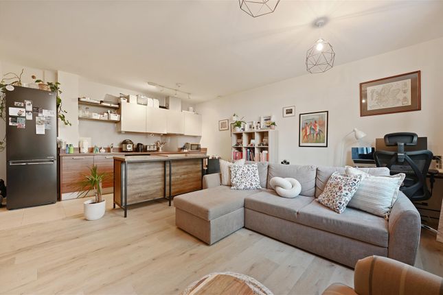 588, Bromyard House, Bromyard Avenue, London photo 4