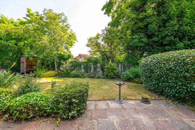 10 Downswood, Reigate photo 3