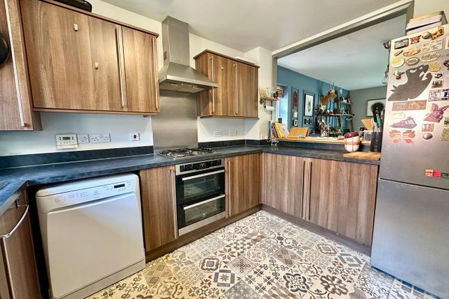 32, Gomer Road, BAGSHOT photo 3
