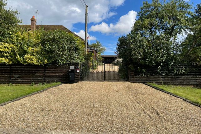 Thumbnail Bungalow for sale in Tring Road, Wellhead, Dunstable, Bedfordshire