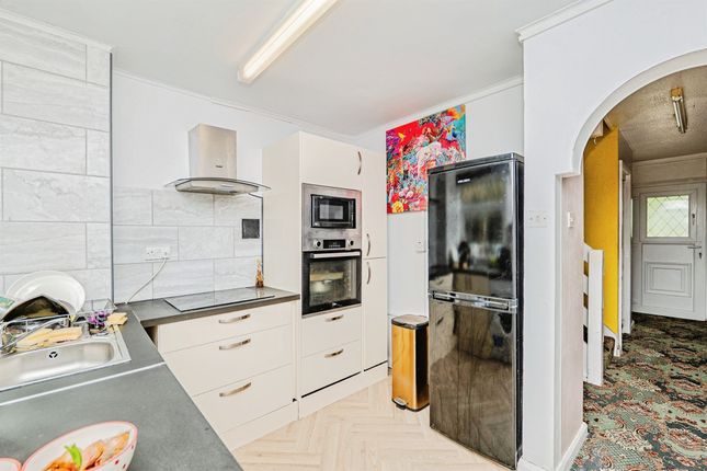 107, Jubilee Crescent, Bridgend photo 4