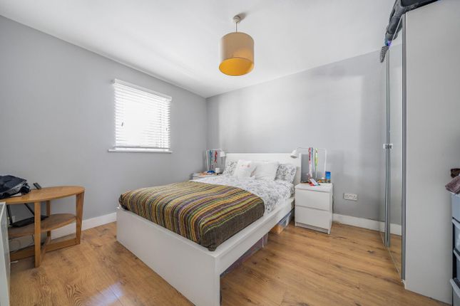 Flat 2 Surrey House, 236, Rotherhithe Street, London photo 3