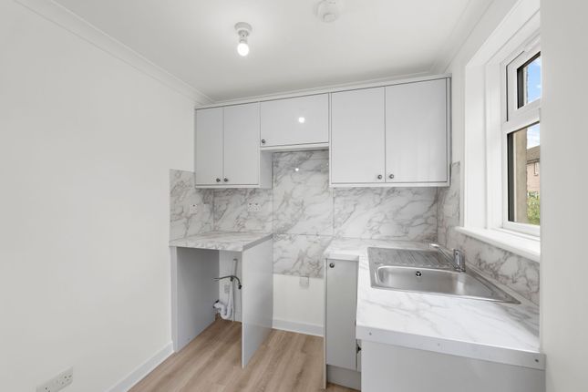 16 Sibbald Place, Livingston photo 2