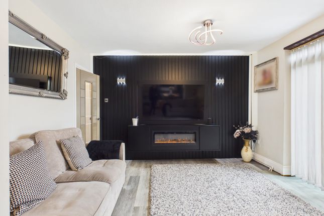 41, Silverton Close, Hyde photo 2