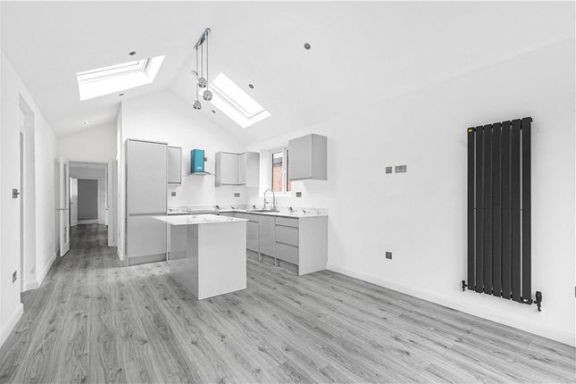 13, Ayebridges Avenue, Surrey photo 4