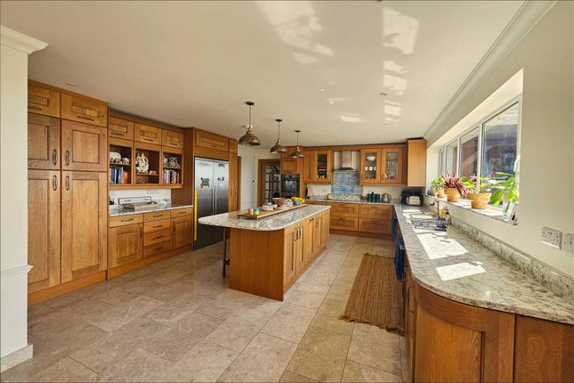 7. Kitchen.Jpg