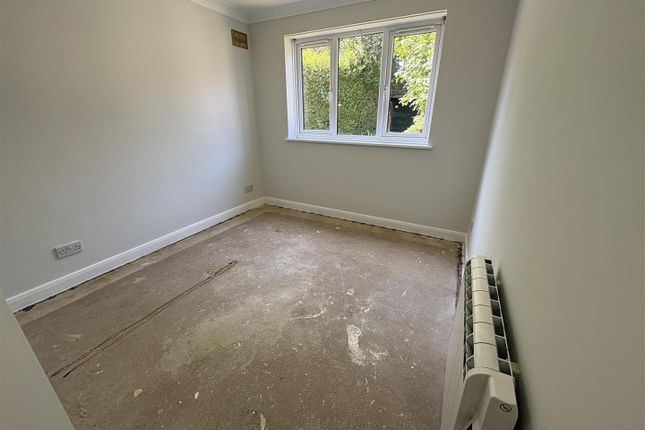 14, Connaught Gardens, Crawley photo 5