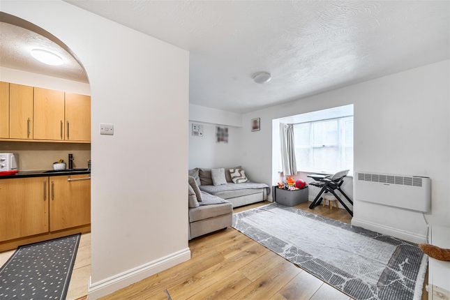 Conifer Way, Wembley photo 4
