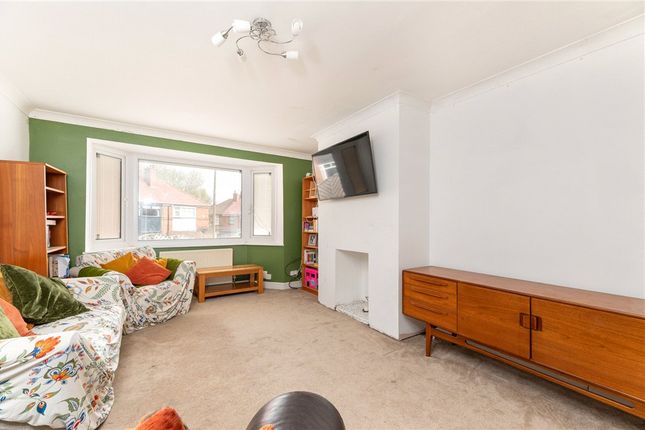 4, Bramleigh Grove, Leeds photo 2