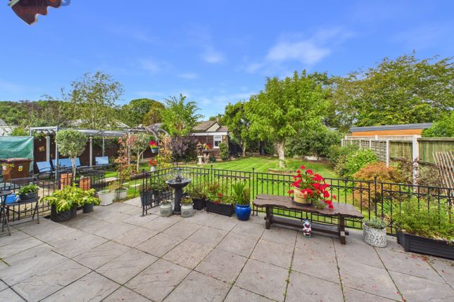 8 Westwood Gardens, Benfleet, Essex photo 3