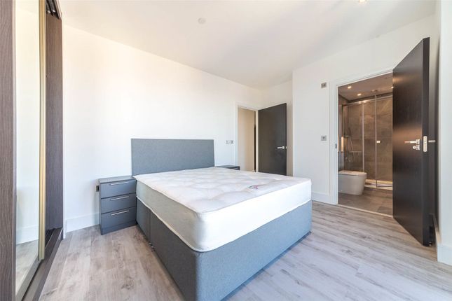Flat to rent in Portal Way, London
