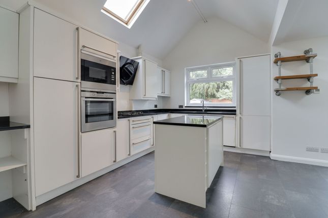 27 Rosemary Avenue, West Molesey photo 3