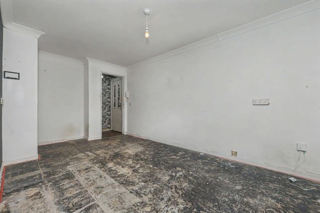 Flat 14 Well Meadow, Brampton photo 4