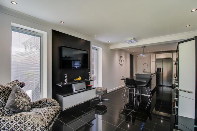 15, Lawns Court, Wakefield photo 2
