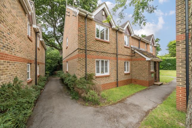 Thumbnail Flat for sale in Groves Lea, Mortimer, Reading, Berkshire