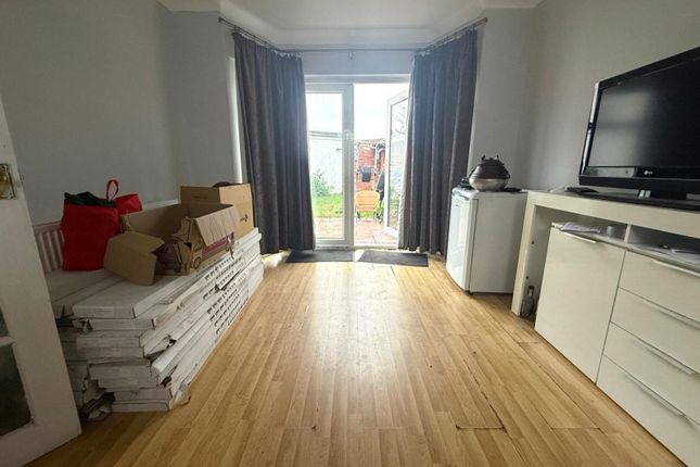 37 Richmond Avenue, Feltham photo 4