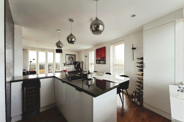 Flat 7,3, Queens Road West, London photo 3