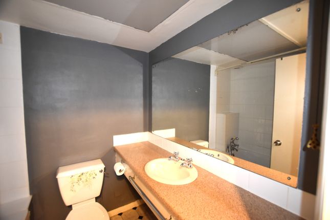 115 Queenswood Gardens, Wanstead, London photo 5