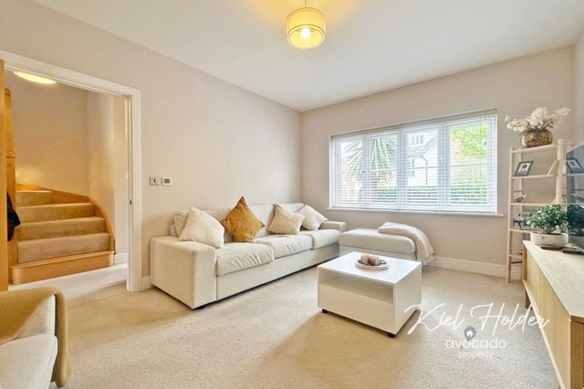 3 Snowdrop Gardens, Woodley, Berkshire photo 3