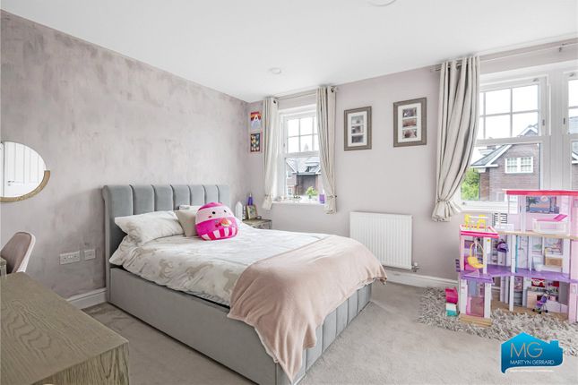 105, Bunns Lane, London photo 4
