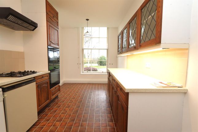 Flat to rent in Thorndon Park, Ingrave, Brentwood