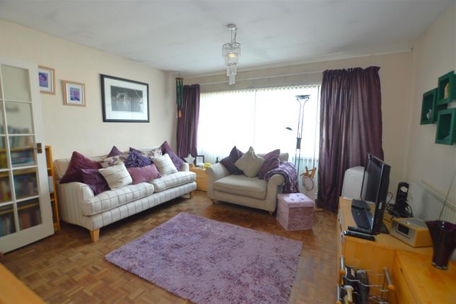 13 Carlton House, Hanworth Road, Hounslow photo 2