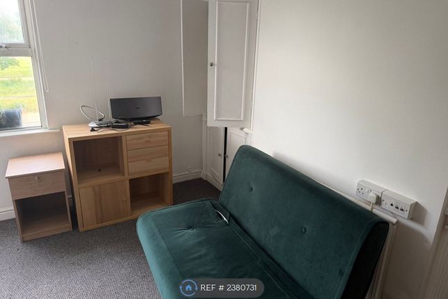 Flat, Sextons Hampton Court Road, East Molesey photo 3
