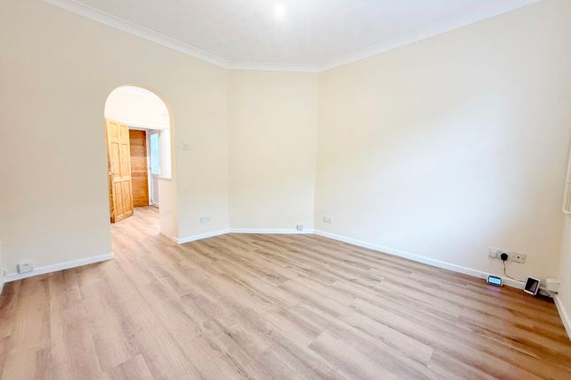 37 Stanley Road, Newmarket photo 2