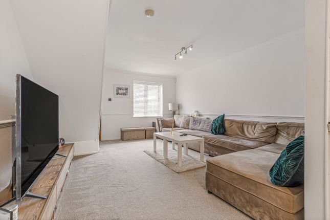 16, Newham Close, Leicester photo 3