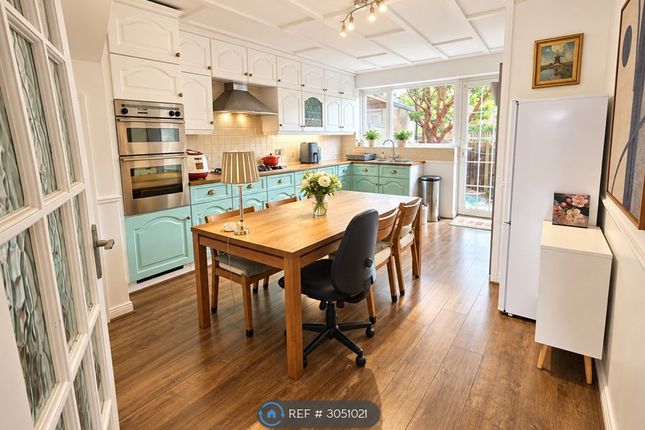 St James Close, New Malden photo 2