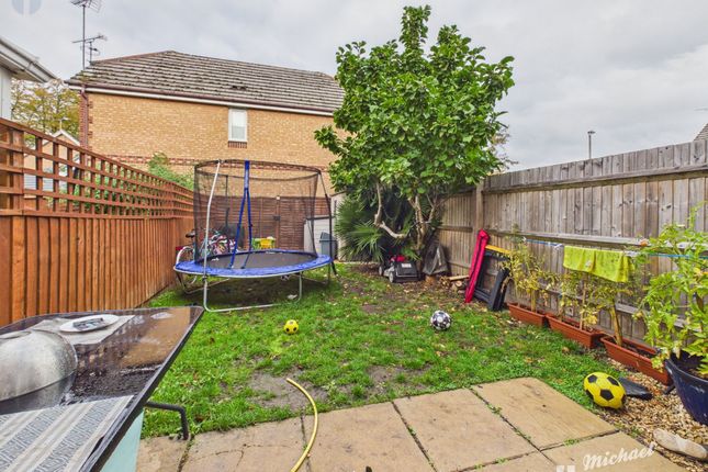 72 Rivets Close, Aylesbury photo 3