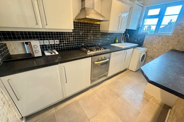 16 Byron Mansions, Corbets Tey Road, Upminster photo 3