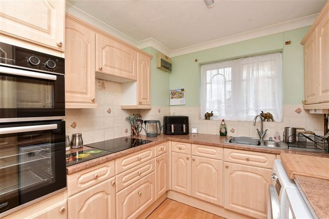 Broomfield Crescent Cliftonville, Margate photo 3