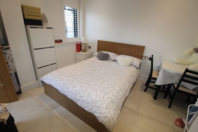 239 Cannon Lane, Pinner photo 2