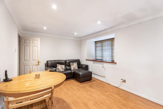31, Woodridge Close, Enfield photo 4
